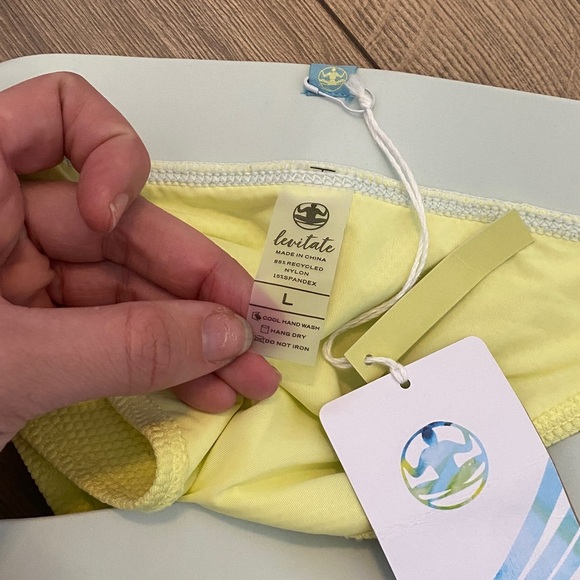 Levitate Bikini NWT Set Light Yellow and Blue Trestles Top and Bottom Size Large - Picture 7 of 7